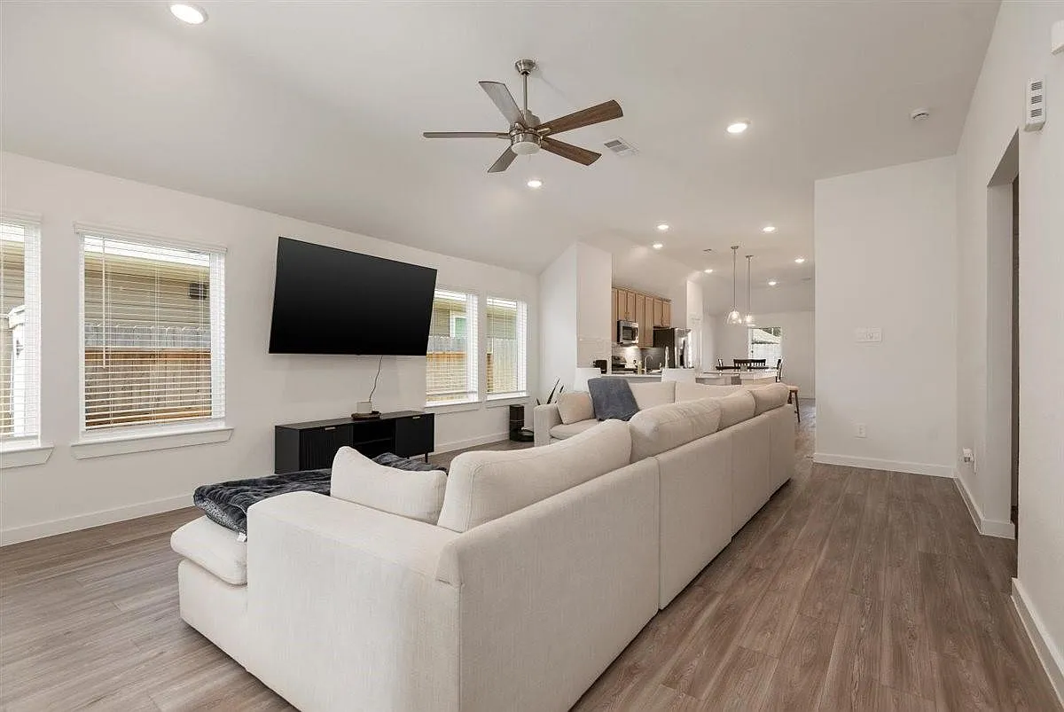 3 bed, 2.0 bath, 1824 sqft, $2,050 — Photo 4