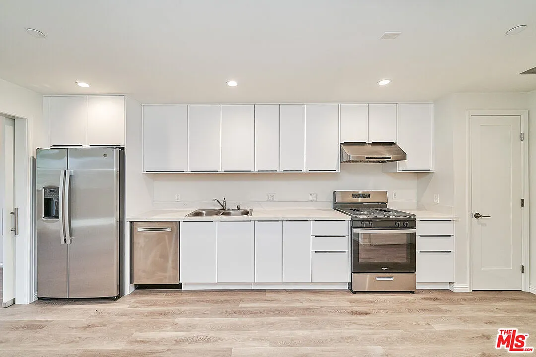 3 bed, 2.0 bath, 936 sqft, $2,700 — Photo 3