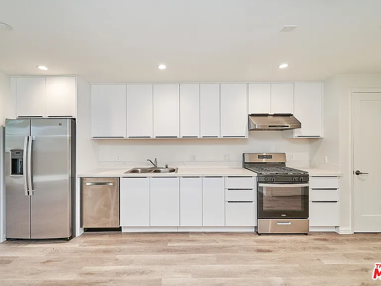 951 S Wilton Pl #204 — Photo 3