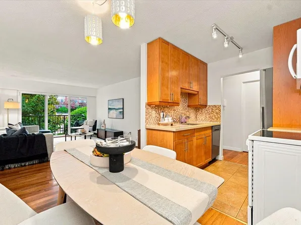3787 W 4th Ave #208, Vancouver, BC V6R 1P4