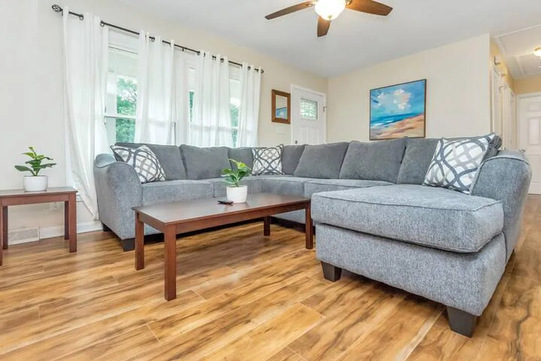 3 bed, 1600 sqft, $2,400 — Photo 3