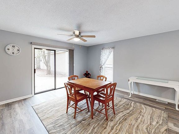 3rd image of 594 May Royal Dr