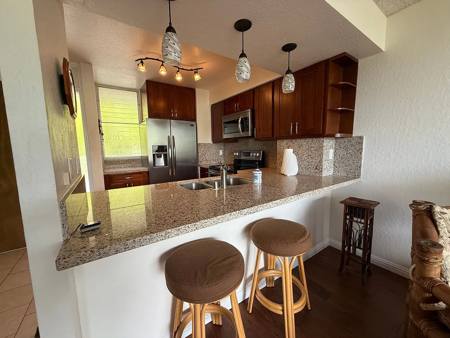 Makaha Valley Towers Fully Furnished. 1 Bedroom/1 Bath — Photo 3