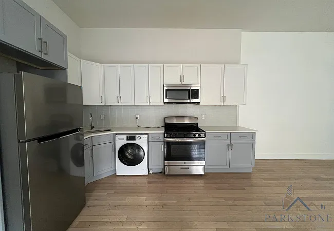 Building Photo - 11 Gifford Ave #5