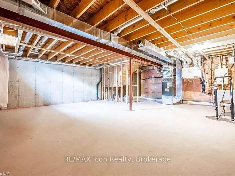 135 Acacia Rd — Photo 23