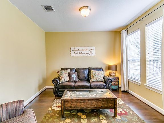 4th image of 811 Harbor Lakes Ln