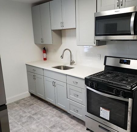 4th image of 821 Parker St