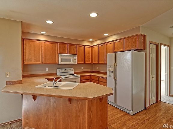 4th image of 528 101st Ave NE
