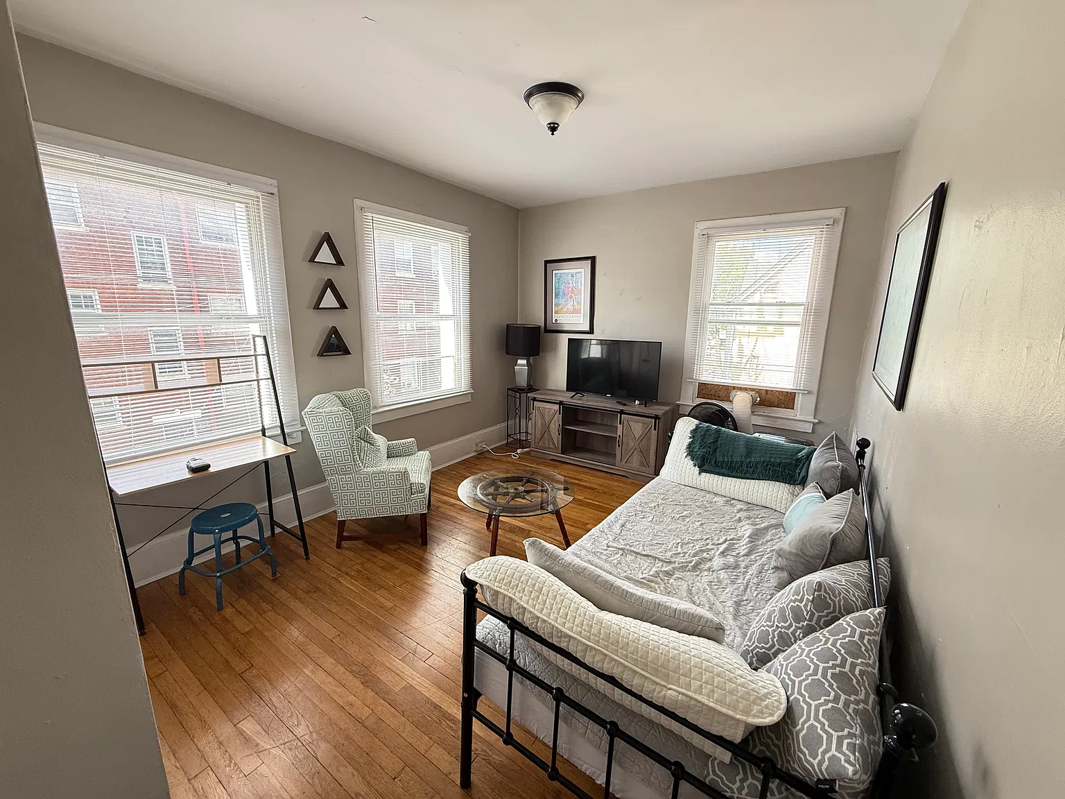 1 bed, 900 sqft, $1,050 — Photo 1