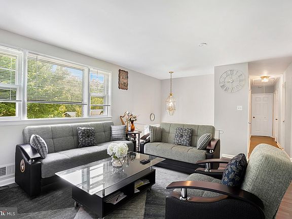 5th image of 4815 Woodford Ln