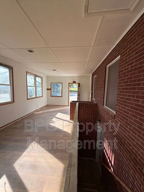 3 bed, 1.0 bath, 1200 sqft, $1,989 — Photo 3