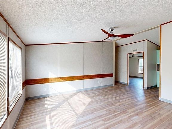 5th image of 613 E Loop 19th St
