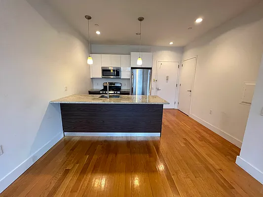 Rented by Tapiro Realty | media 32