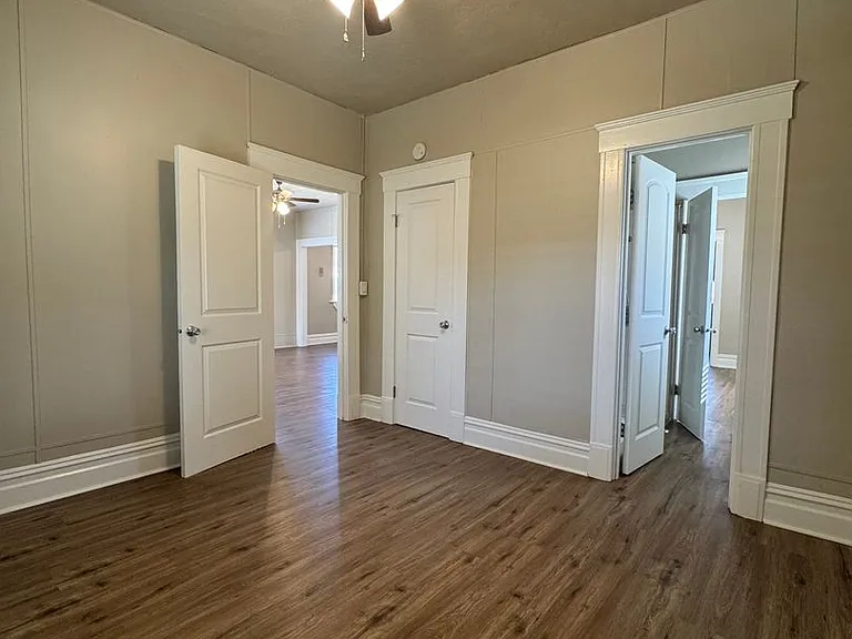 513 E Walnut St — Photo 23