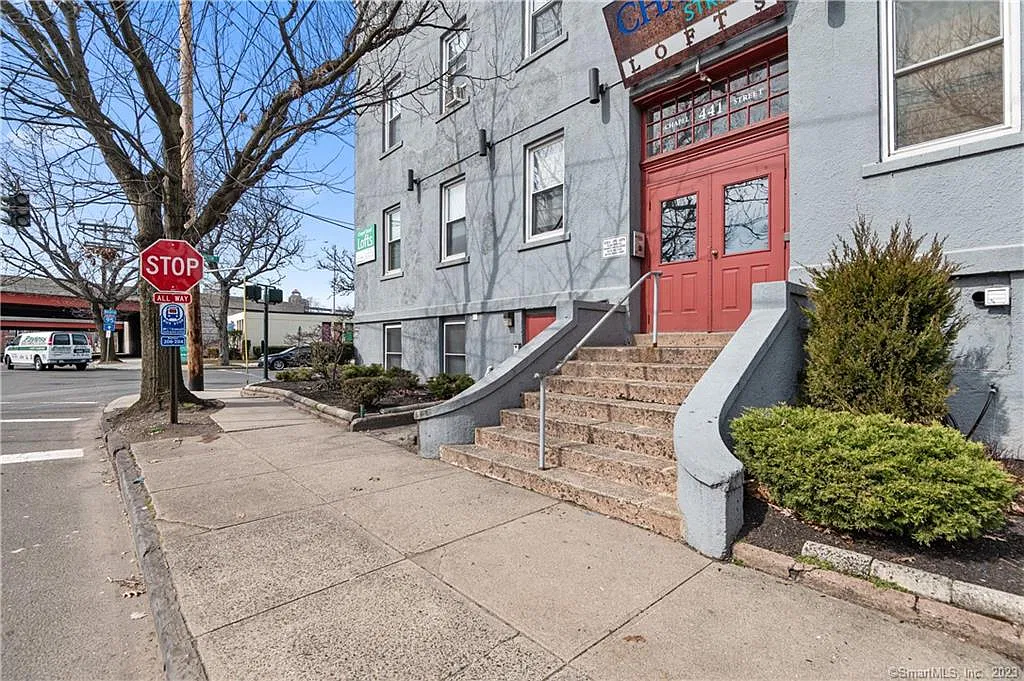 2 bed, 1050 sqft, $2,200 — Photo 4