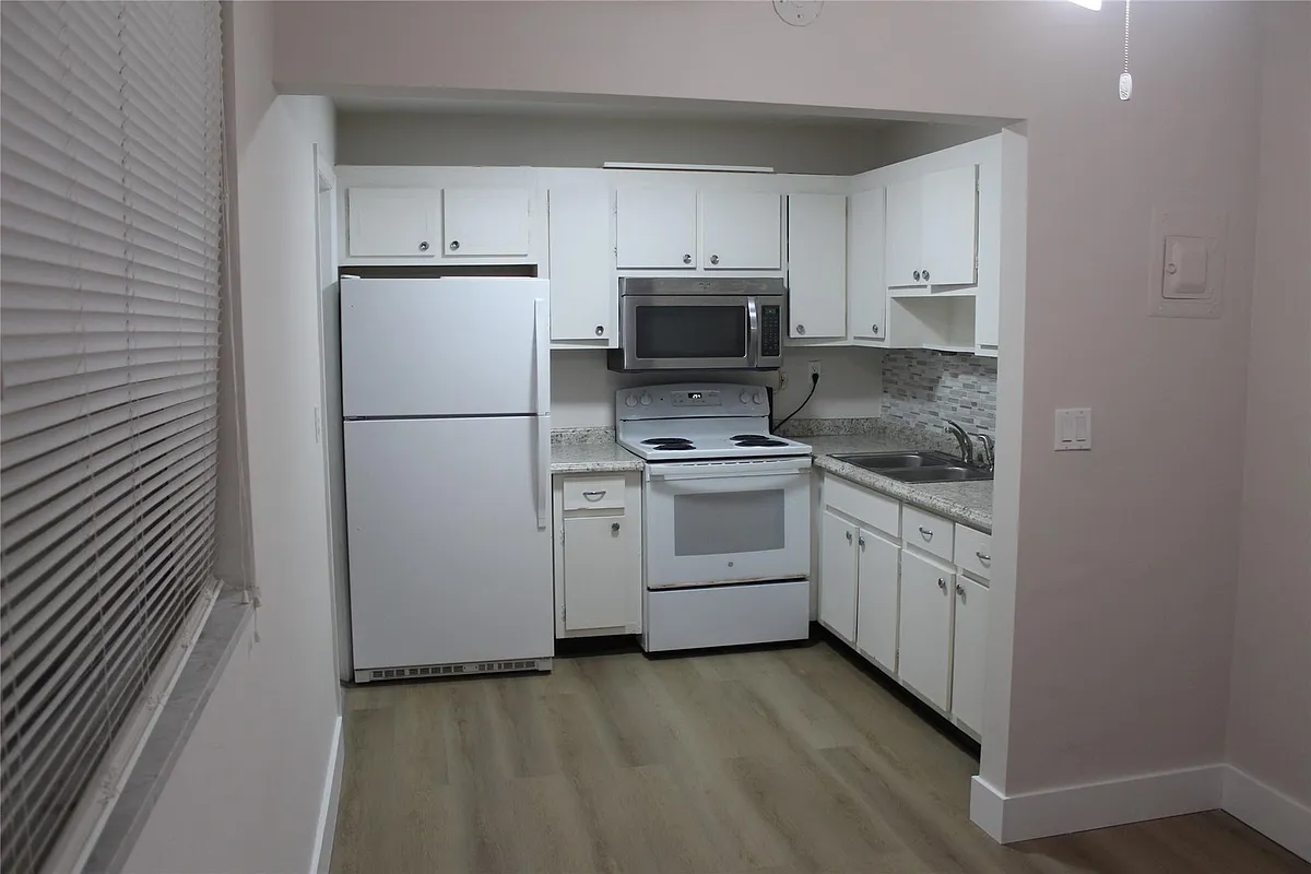 Building Photo - 1720 Funston St #103