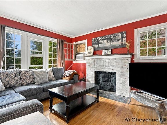 3rd image of 2919 Thomes Ave