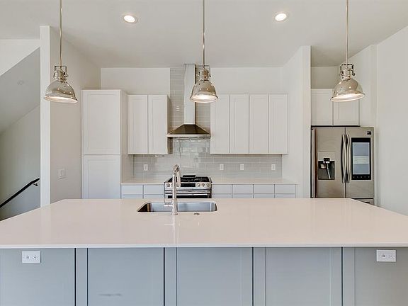 3rd image of 4419 Cabell Dr #101