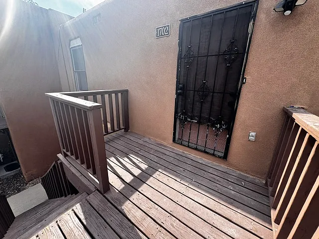 1702 Calle De Oriente Norte — Photo 2