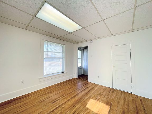 3rd image of 216 S Plum St