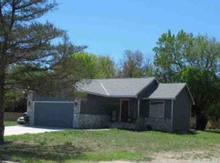 915 W 2nd St, Halstead, KS 67056