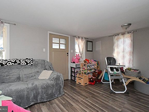 4th image of 926 S Filmore St #922
