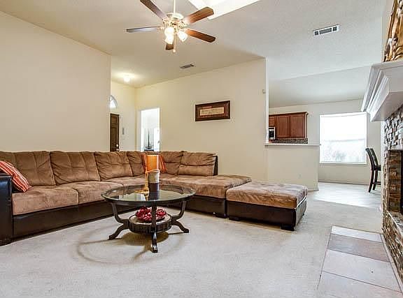 4th image of 704 Smith Ln