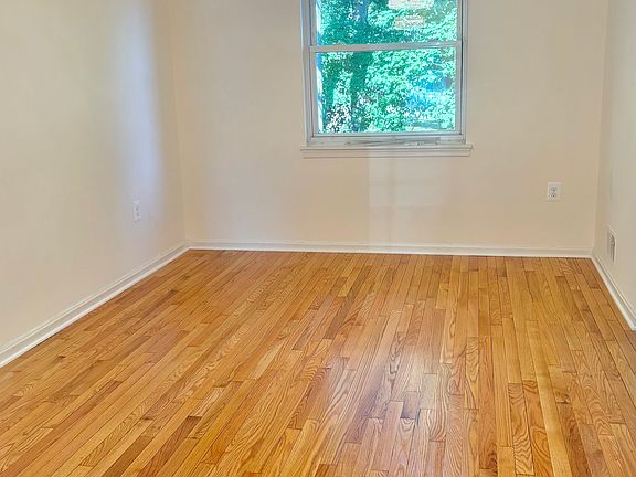 Dining area with access from living room to the kitchen
