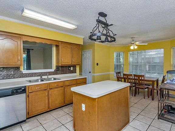 5th image of 625 Lakeview Woods Dr
