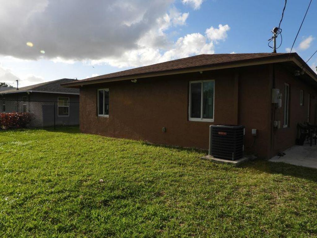 2764 NW 1st Court, photo 9