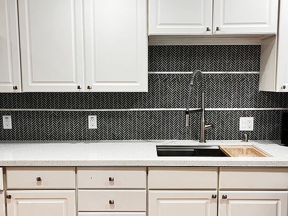 4th image of 4711 Troy Ln #4713
