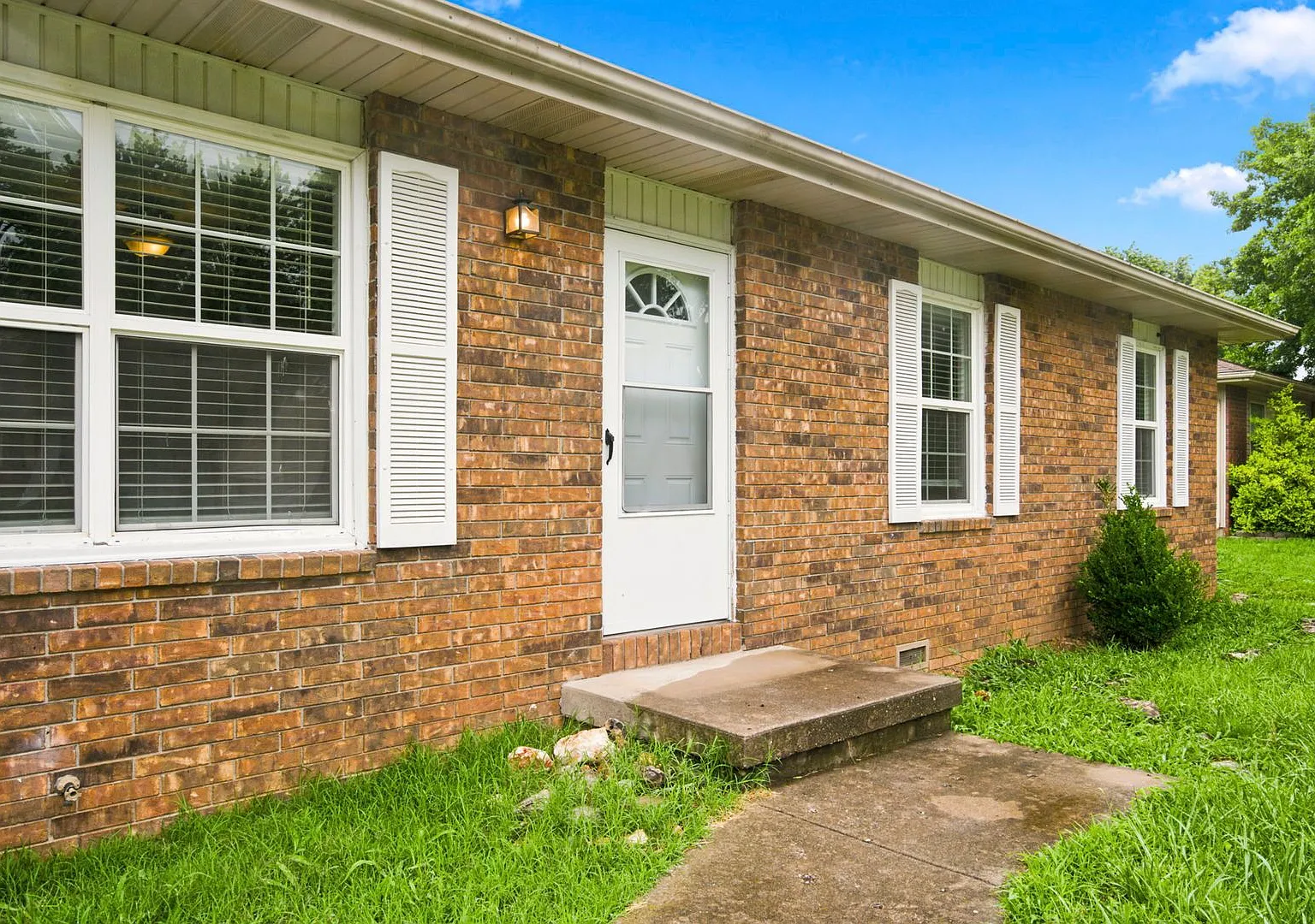 Charming 3 Bedroom Home with Washer & Dryer, Garage & Storage Shed — Photo 4