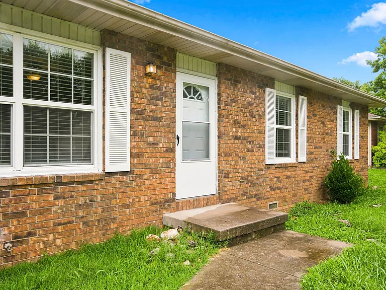 511 E Dyann Dr — Photo 4