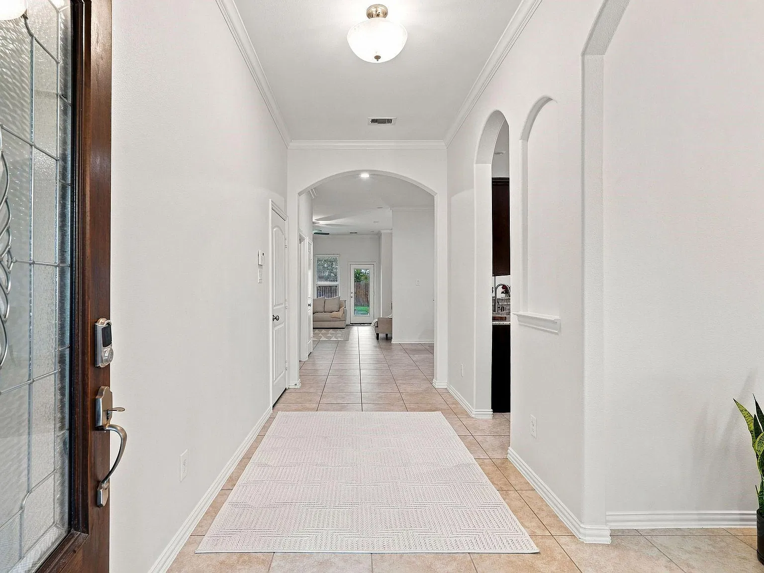 3 bed, 2.0 bath, 1901 sqft, $2,600 — Photo 3