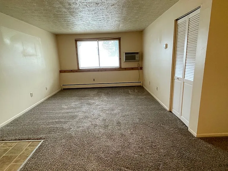 300 Sheridan Park — Photo 3