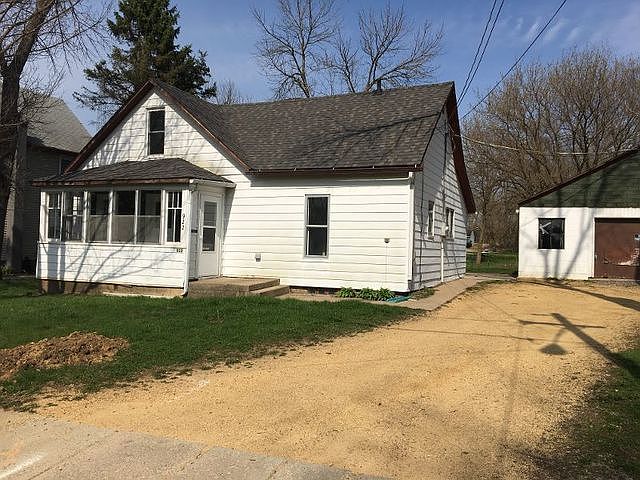 2nd image of 922 Jackson Ave