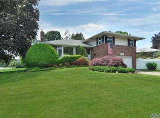 18 Sparrow Ln, Woodbury, NY 11797