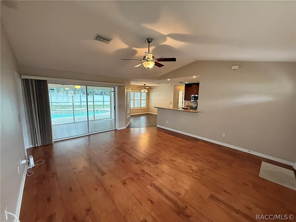 3 bed, 1432 sqft, $2,200 — Photo 3
