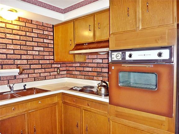 3rd image of 225 Meadowbrook Dr