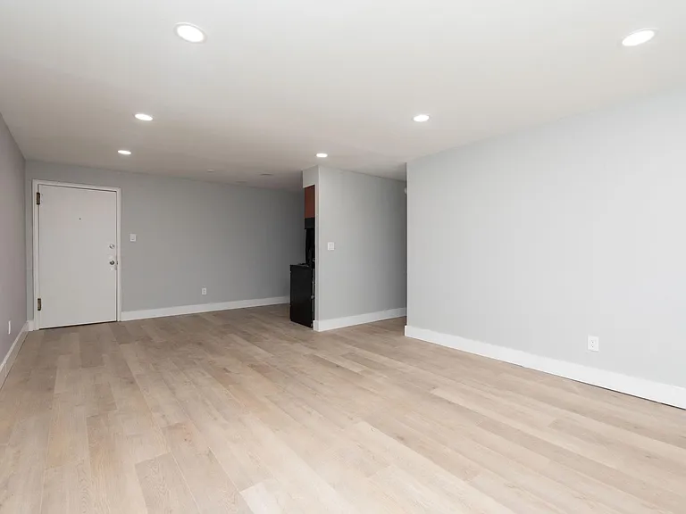 Wayne Court Apartments — Photo 16