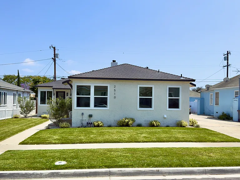 2510 Termino Ave #A — Photo 3
