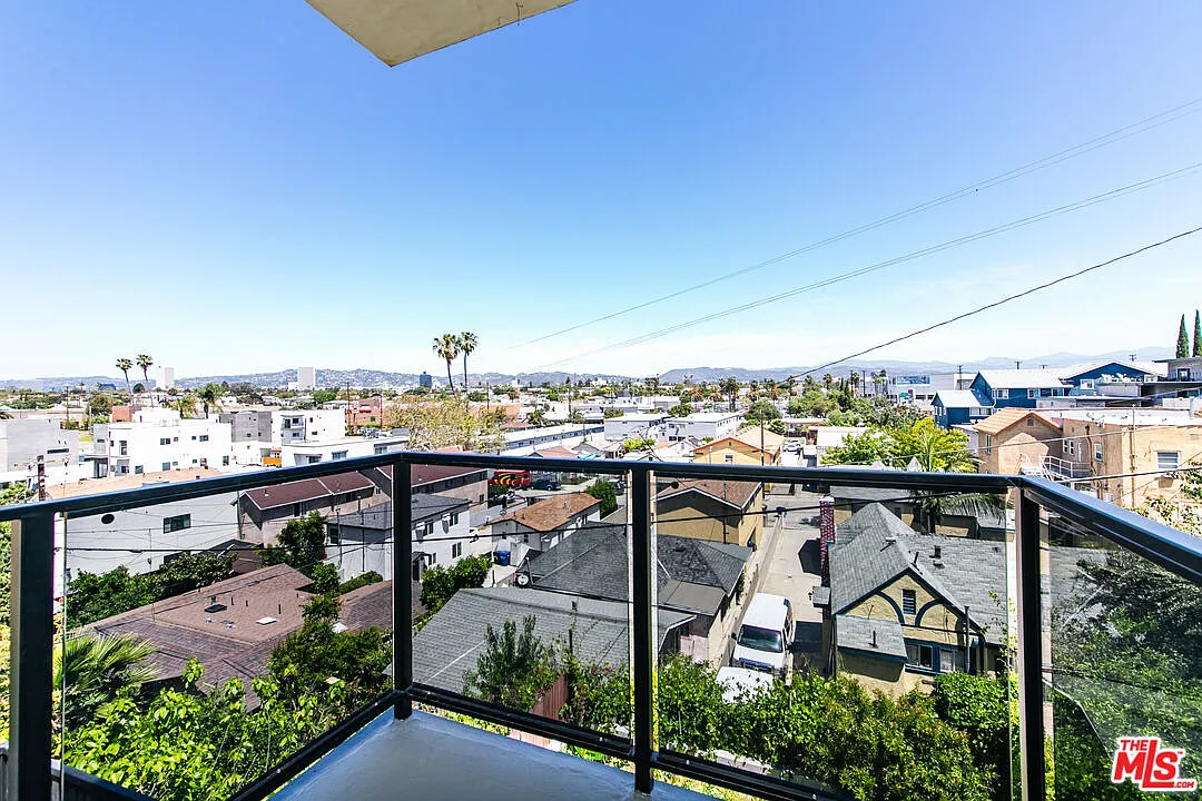 4 bed, 3.0 bath, 2207 sqft, $4,999 — Photo 4