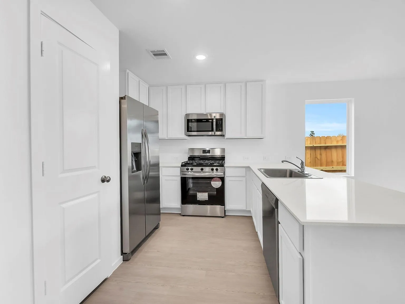 4 bed, 1760 sqft, $2,100 — Photo 3