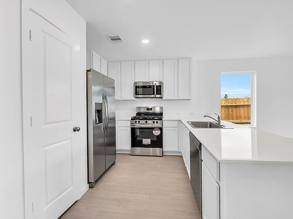 3rd image of 6411 Linden Leaf Dr
