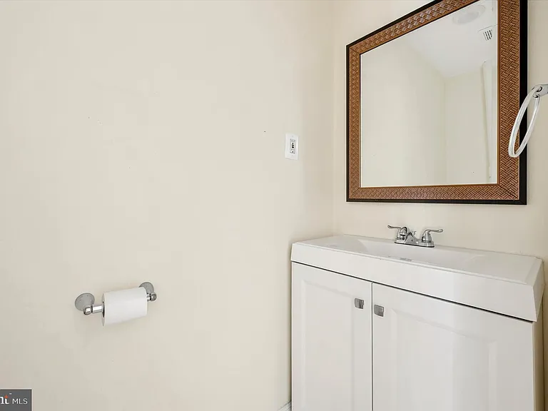 1215 Crease St — Photo 22