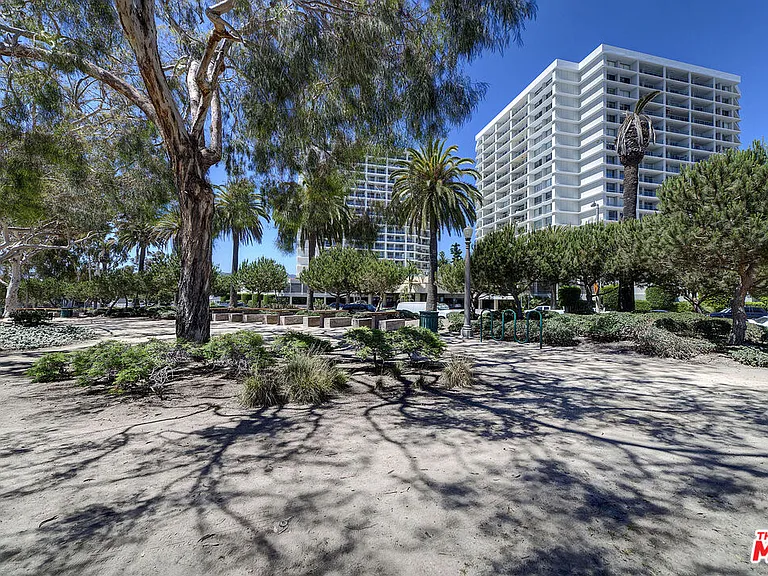 201 Ocean Ave #909B — Photo 37