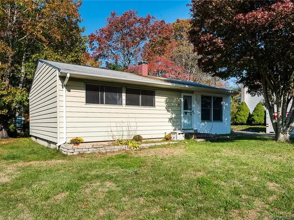 93 Oslo St, Groton, CT 06355