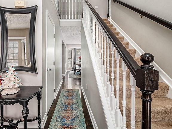 2nd image of 876 Dunvegan Cir