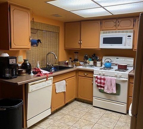 5th image of 2000 De Osma St