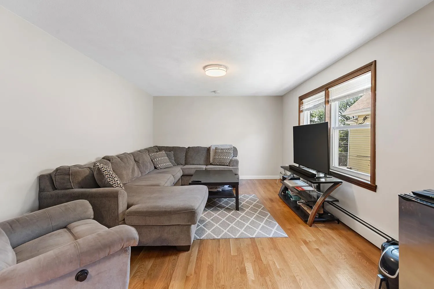 3 bed, 1100 sqft, $3,400 — Photo 3